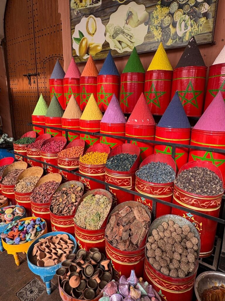 Étalage coloré d'épices sur le marché de Marrakech