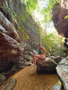 Gorge étroite et parois de grès humides couvertes de végétation du Cânion Sussuapara au Jalapão
