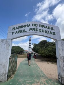 Vue panoramique depuis le phare Farol de Mandacaru sur le Rio Preguiças et les dunes
