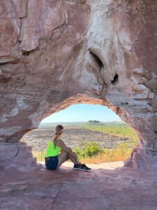 Arche naturelle creusée dans le grès rouge et blanc de la Pedra Furada au Jalapão Tocantins
