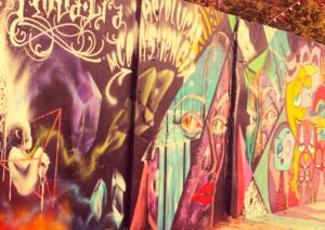 Fresques murales de street art colorées dans la ruelle du Beco do Batman à Vila Madalena São Paulo