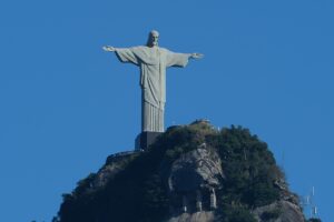 Statue du Christ Rédempteur au sommet du Corcovado dominant la baie de Rio de Janeiro
