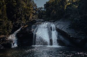 Chute d'eau fraîche de la Cachoeira da Feiticeira coulant sur les roches au cœur de la forêt tropicale