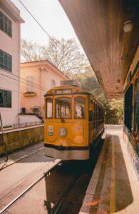 Tramway jaune historique circulant dans les ruelles pavées du quartier bohème de Santa Teresa
