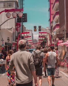 Célébration culturelle et lanternes rouges traditionnelles dans le quartier japonais de Liberdade à São Paulo