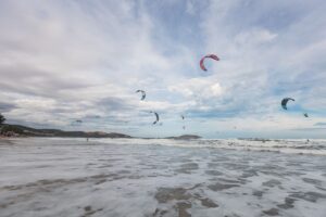 Plage sauvage et ailes de kitesurf au vent dans le village de Barra Grande au Piauí