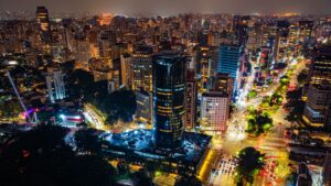 Perspective de l'Avenida Paulista au crépuscule avec ses gratte-ciel et flux de circulation à São Paulo
