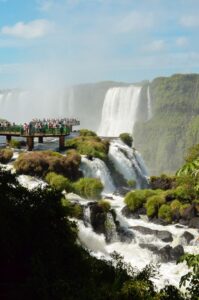 Passerelle panoramique et vue d'ensemble des chutes d'Iguaçu côté brésilien