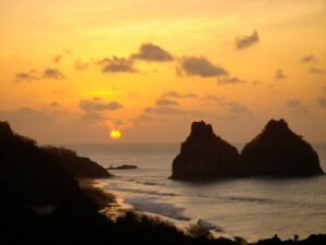 Vue panoramique de la plage Morro Dois irmaos à Fernando de Noronha avec eau turquoise et falaises